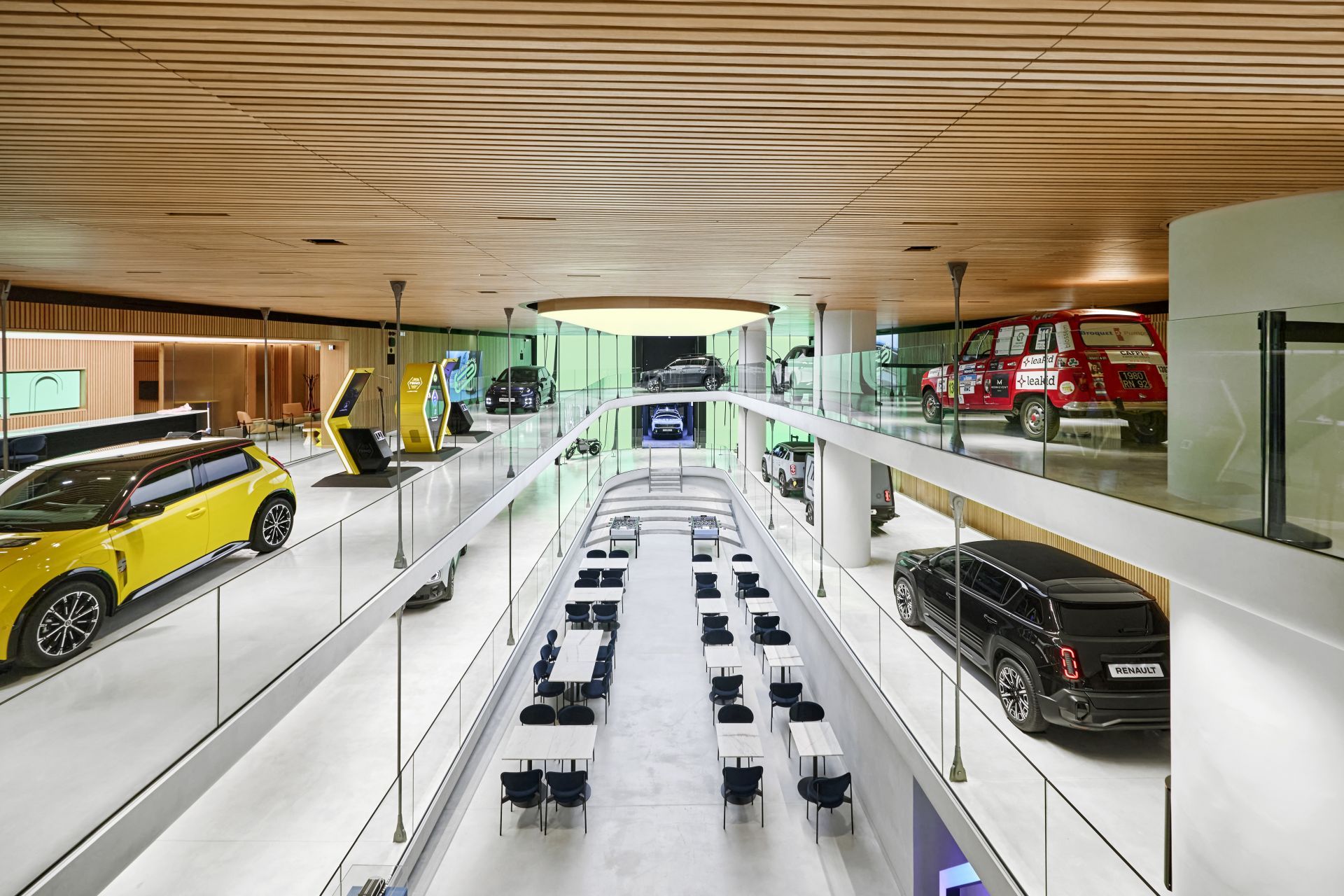 Renault otwiera futurystyczny showroom "The Carwalk" w Paryżu