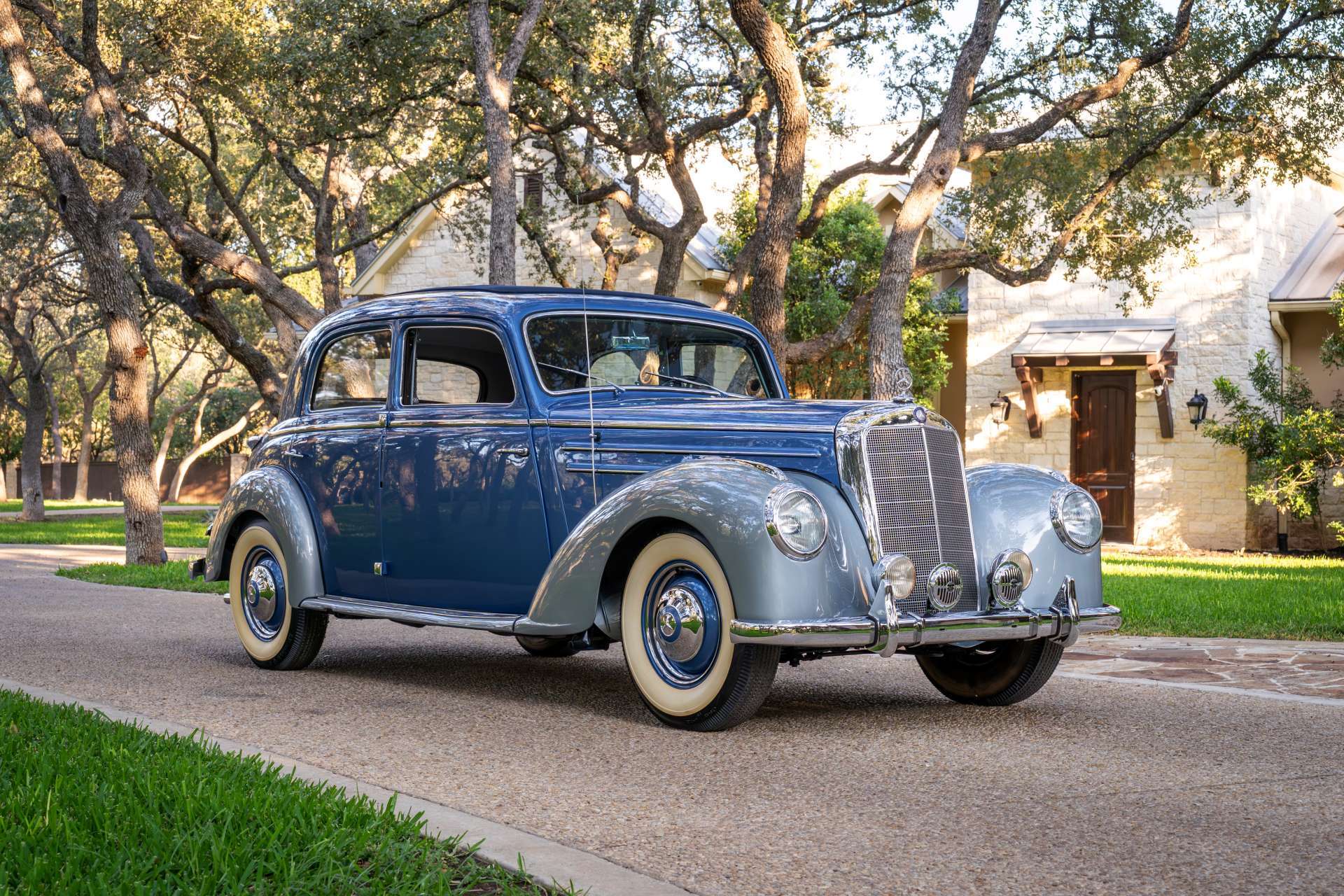 Elegancja w ruchu - wyjątkowy Mercedes-Benz 220 Saloon