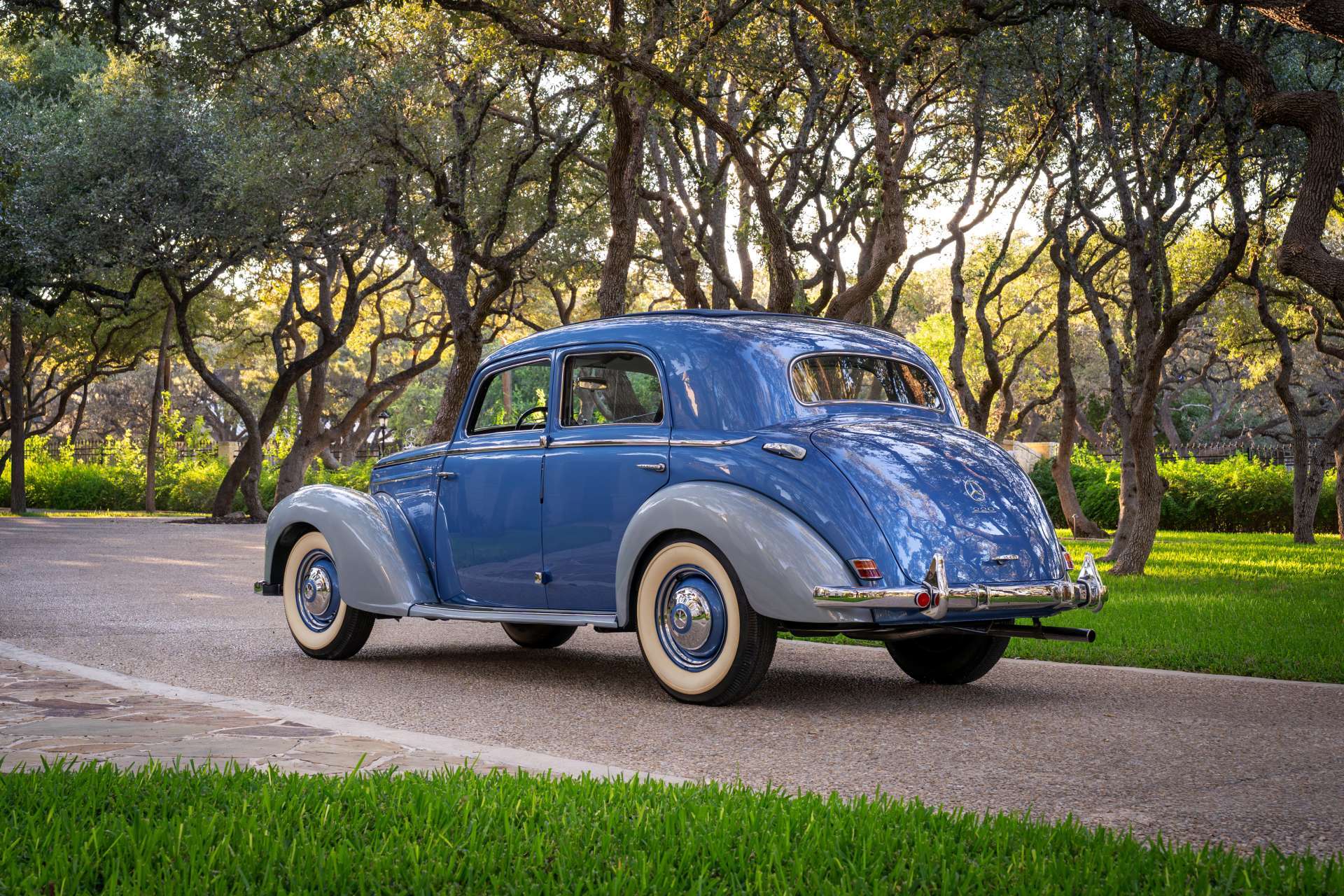 Elegancja w ruchu - wyjątkowy Mercedes-Benz 220 Saloon