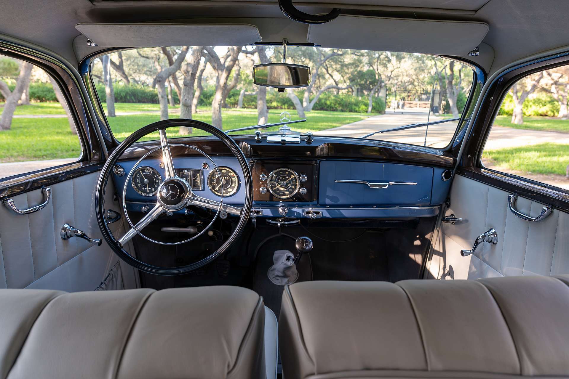 Elegancja w ruchu - wyjątkowy Mercedes-Benz 220 Saloon