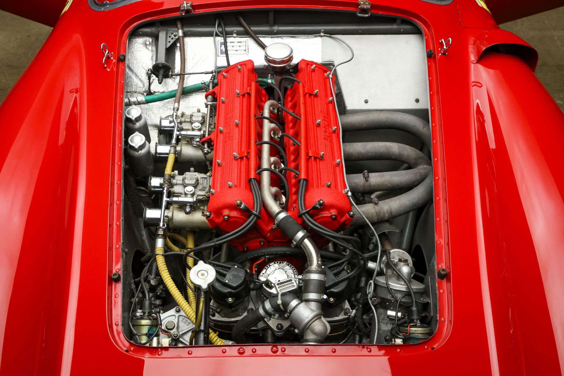 Ferrari 500 TRC - ikona stylu i triumfów motorsportu lat 50.