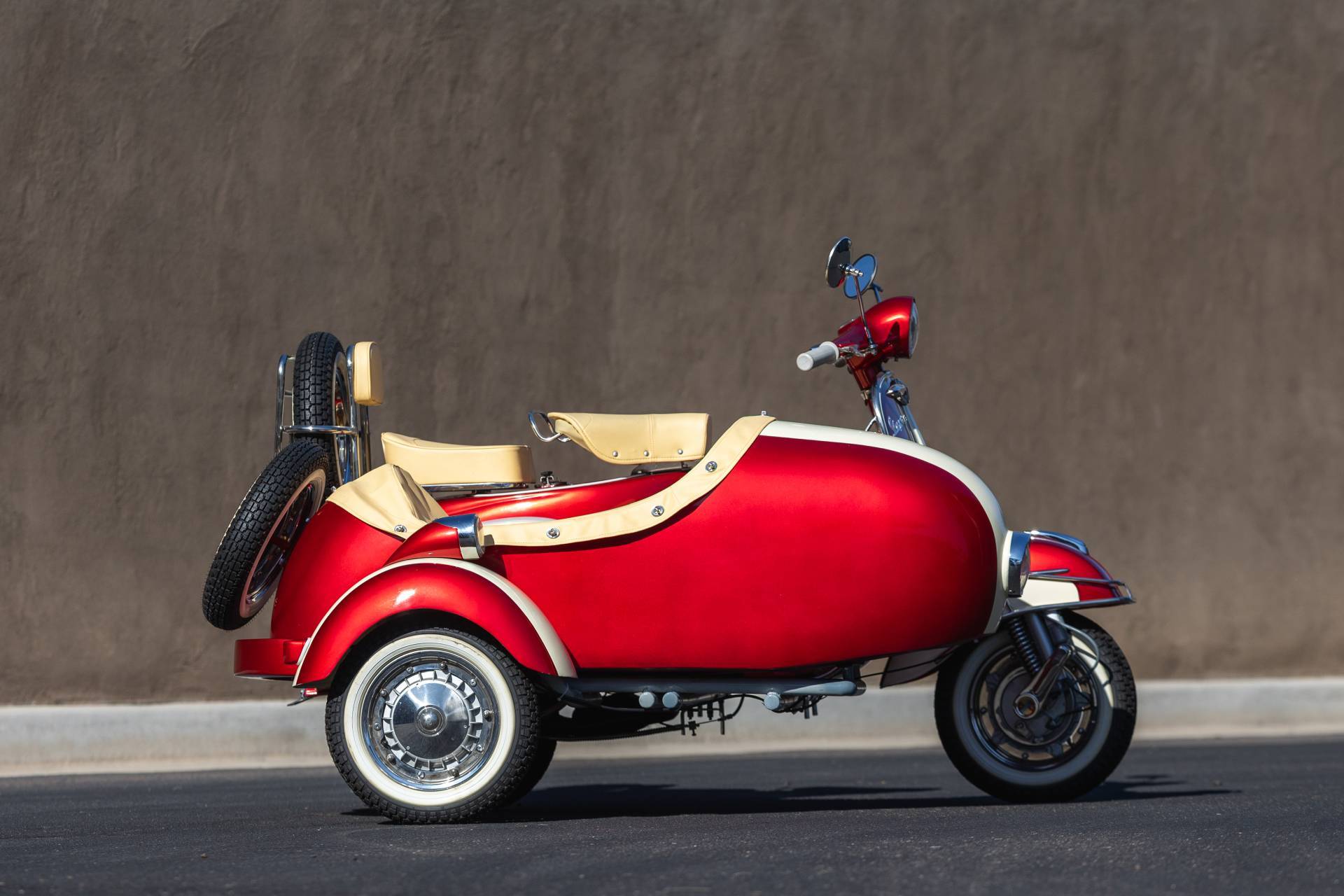 Vespa 150 Super z wózkiem bocznym - włoska elegancja w miniaturowym formacie