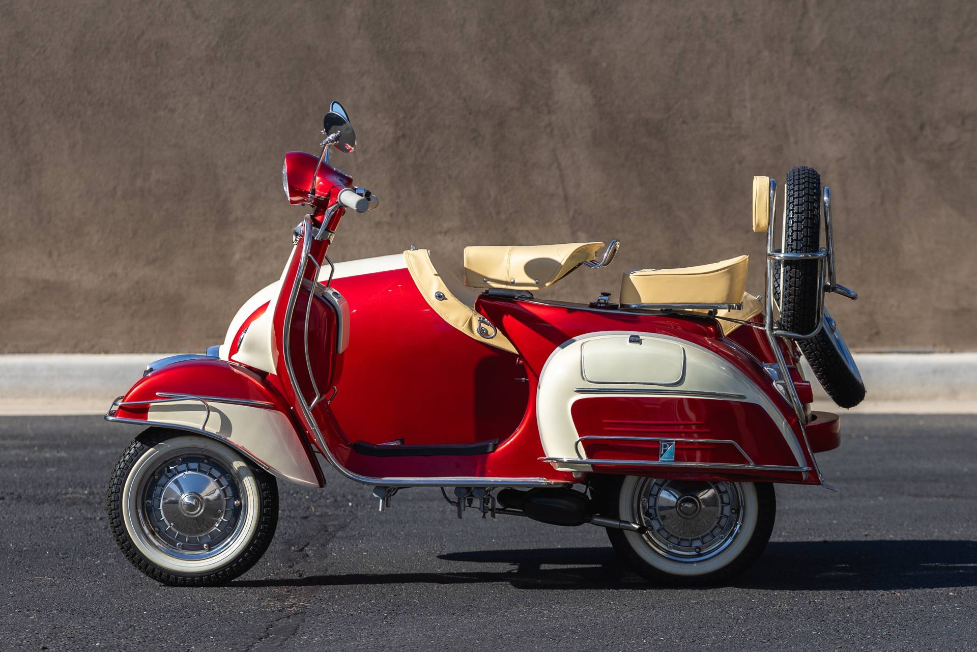 Vespa 150 Super z wózkiem bocznym - włoska elegancja w miniaturowym formacie