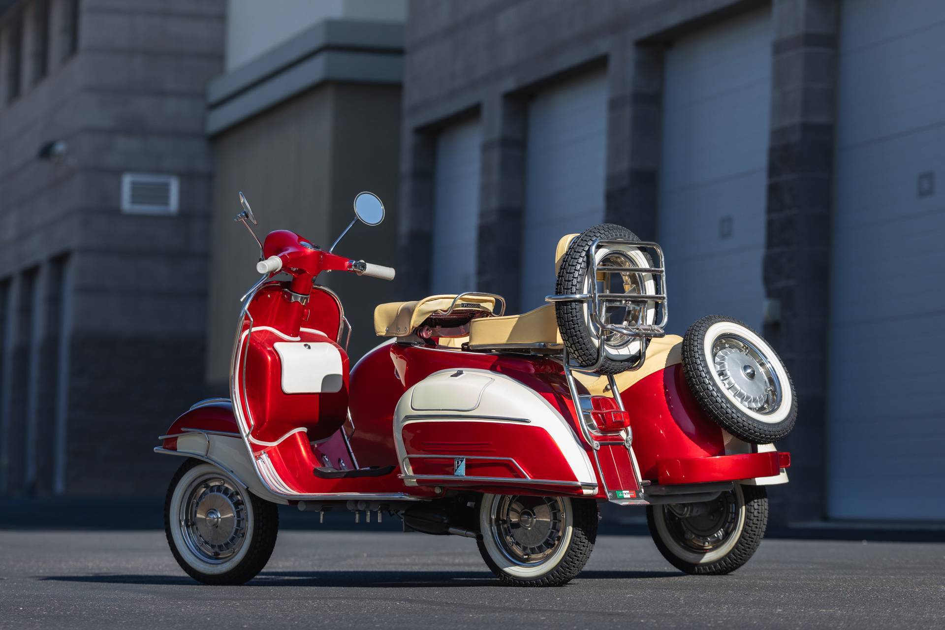 Vespa 150 Super z wózkiem bocznym - włoska elegancja w miniaturowym formacie