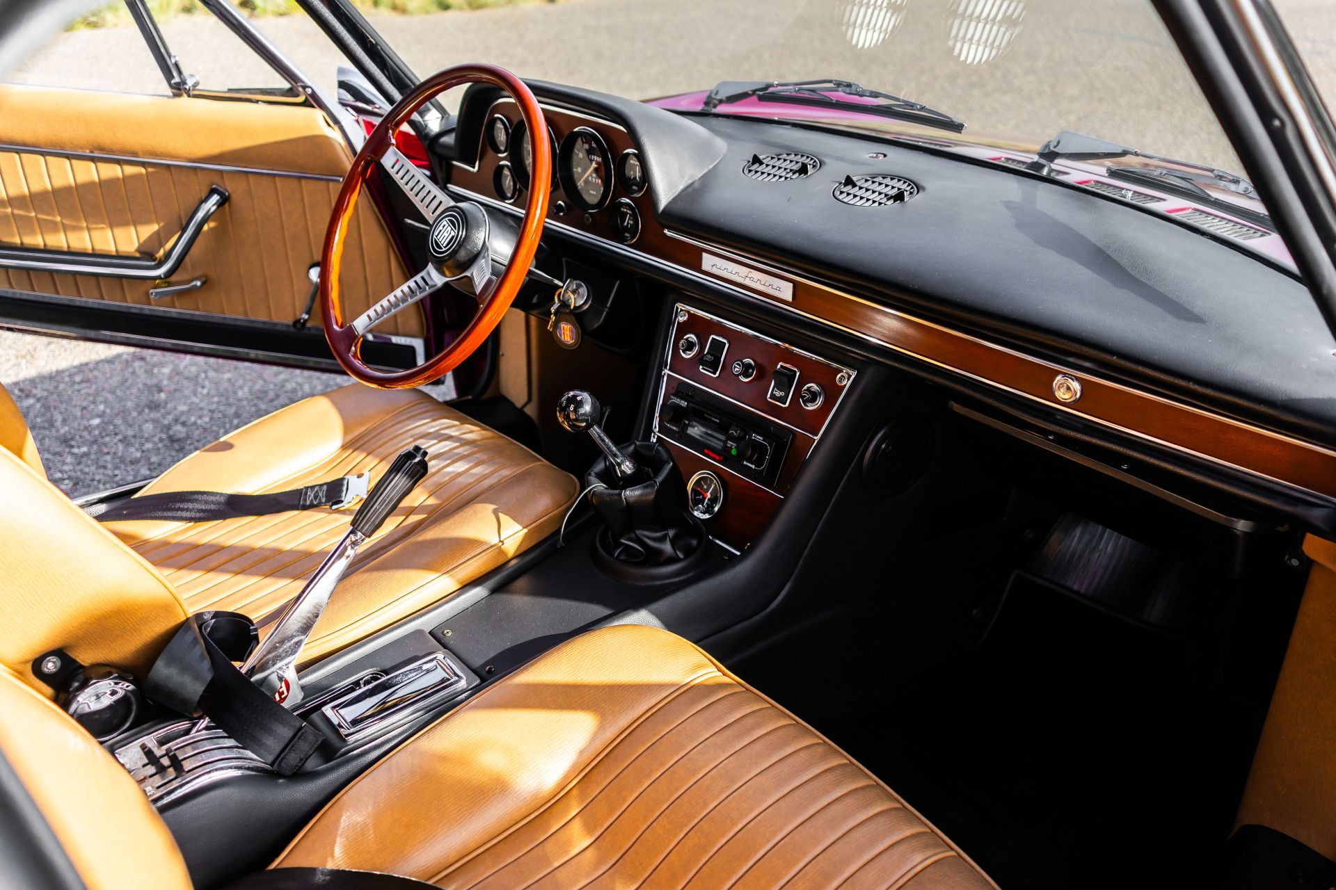 Fiat Dino 2400 Spider - włoska perfekcja z duszą Ferrari