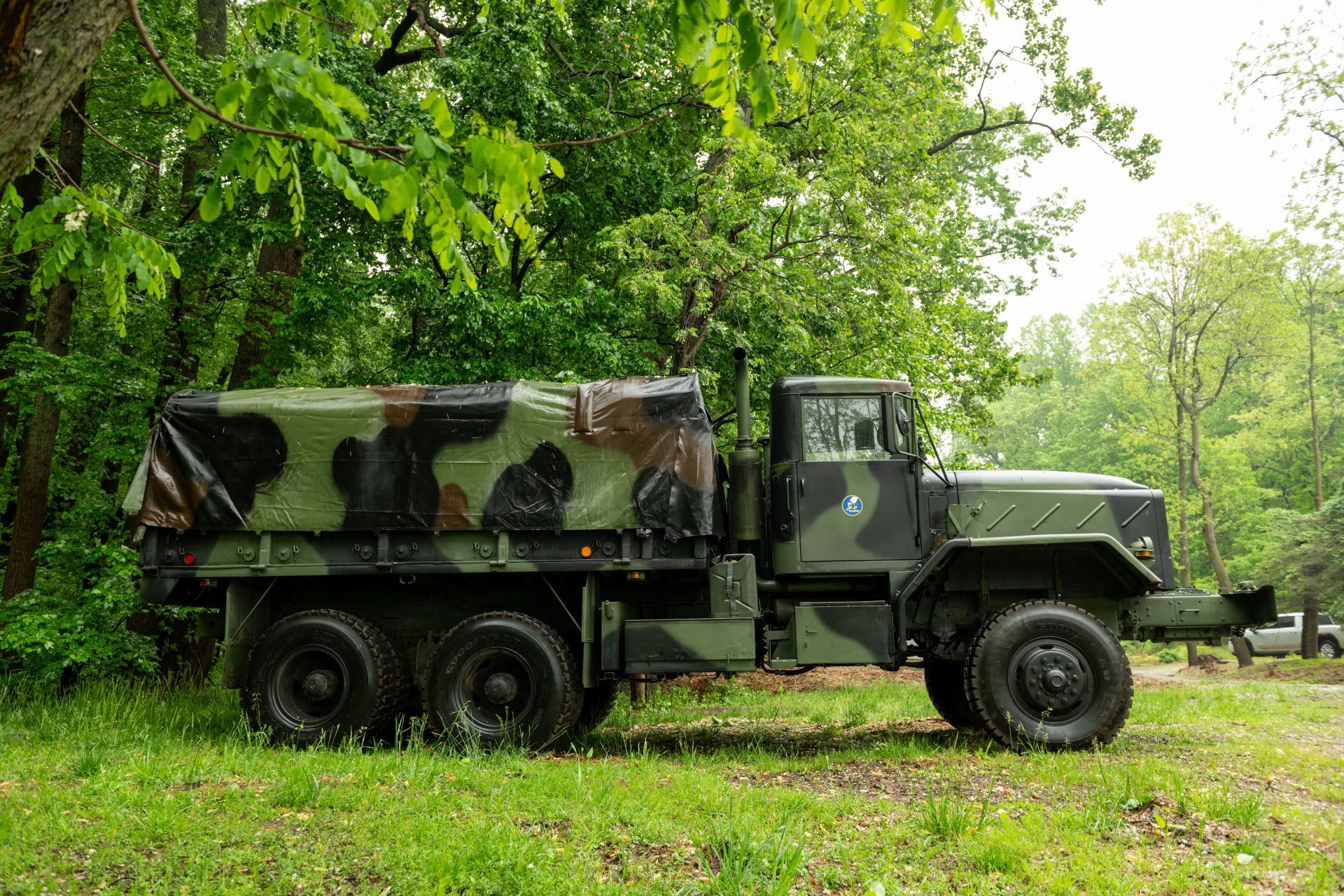 Ciężarówka z charakterem - AM General M925 - wojskowy kolos z lat 80.