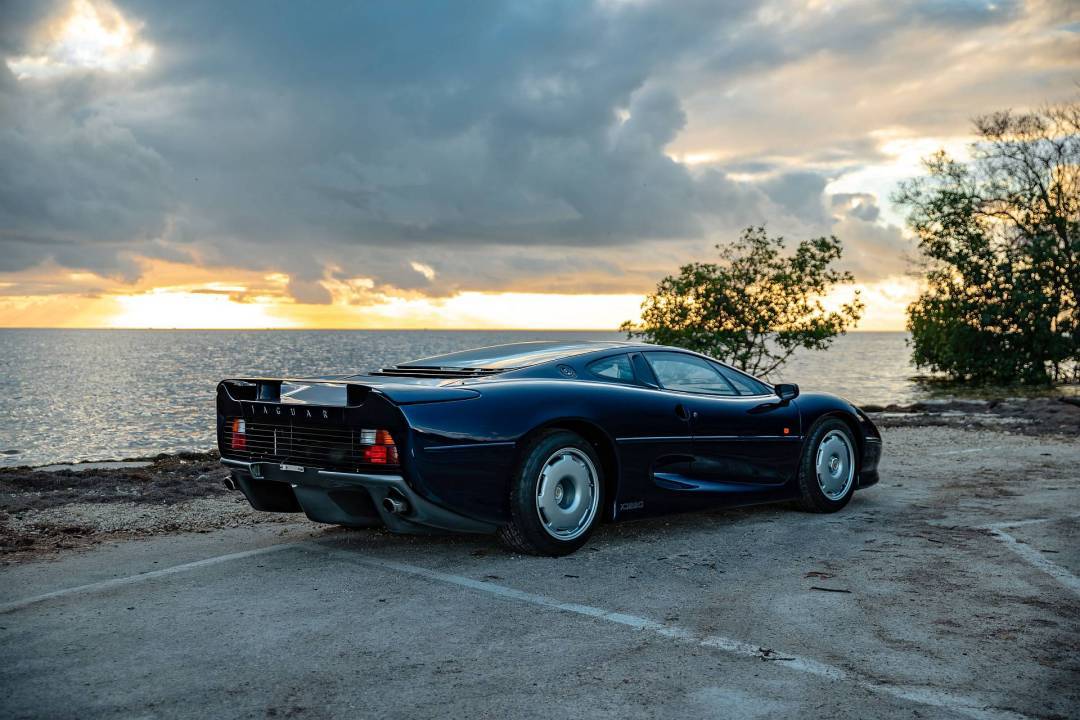 Jaguar XJ220