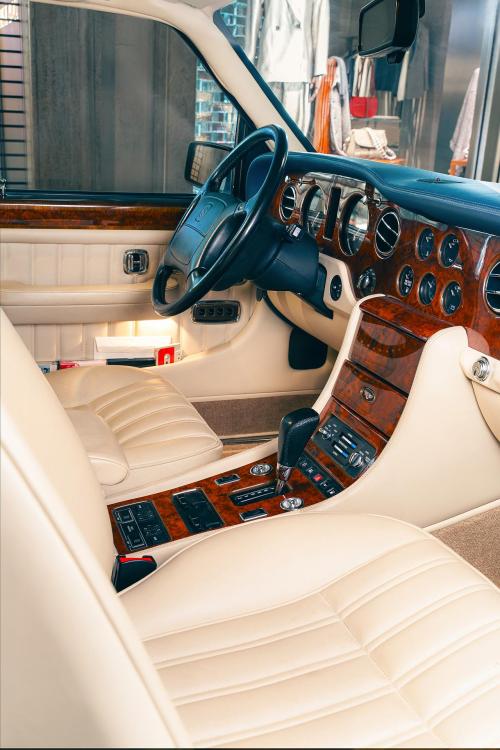 Bentley Brooklands - dyskretna potęga luksusu od Giorgio Armani