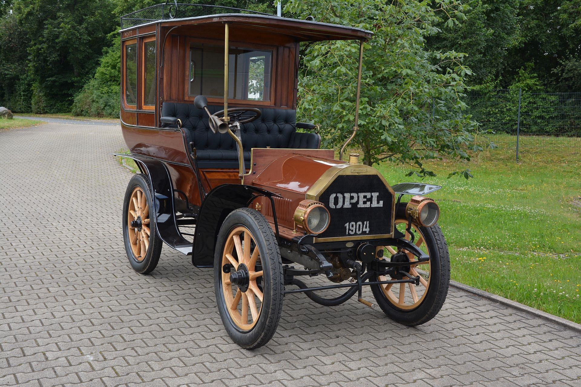 Od piwnicy uniwersytetu do historycznego biegu - Opel Darracq debiutuje w Londynie