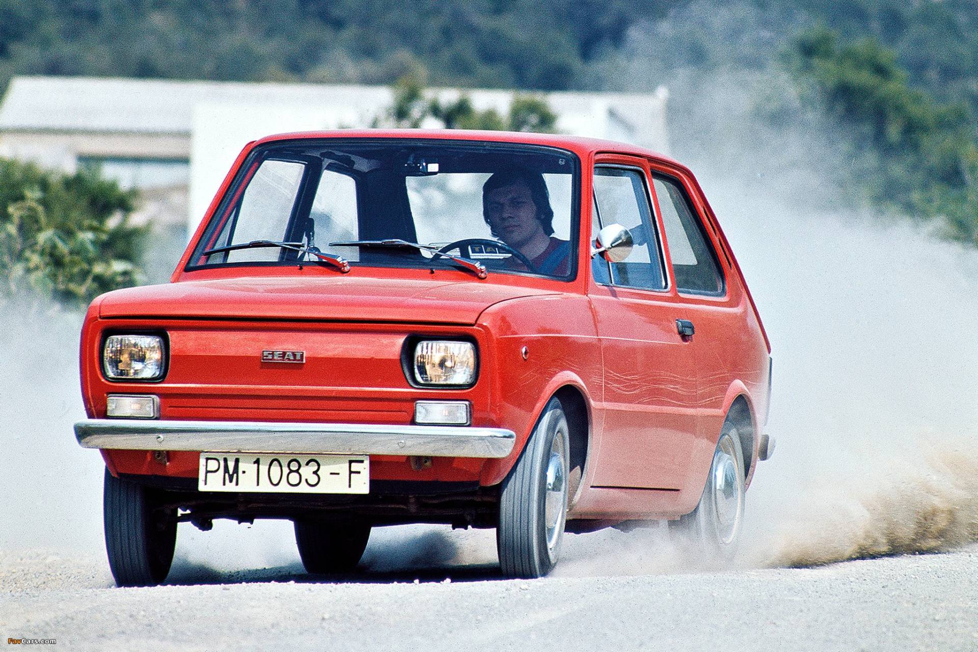 SEAT 133 - hiszpański kuzyn Fiata 126 i jeden z pierwszych miejskich samochodów marki