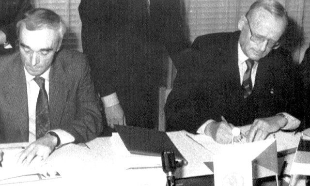 Podpisanie umowy. Od lewej: Minister Przemysłu Czechosłowacji, Jan Vrba i były prezes Grupy VW, Carl Hahn