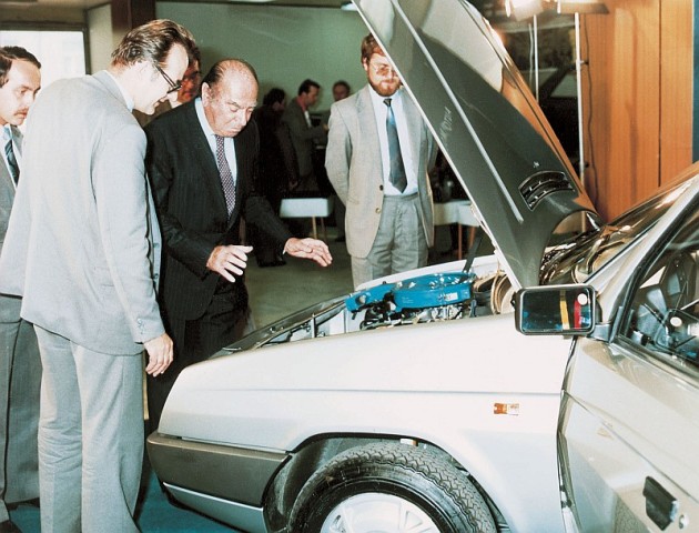 Słynny włoski designer, Nuccio Bertone, stojący w środku, ogląda prototyp Škody Favorit