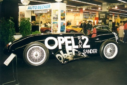 Wystawa samochodów w fabryce Opla