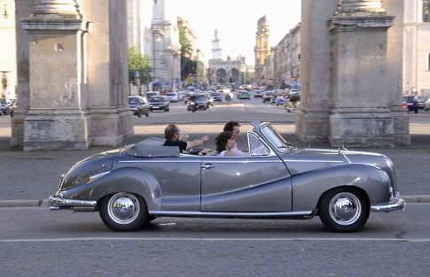 Szofer z limuzyną od Muzeum BMW