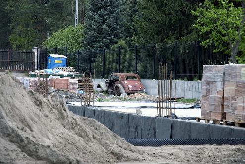 Wrak starego samochodu na osiedlu, czy zdarzają się jeszcze takie?