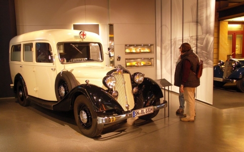 Rzadki egzemplarza samochodu-karetki w Muzeum Augusta Horcha