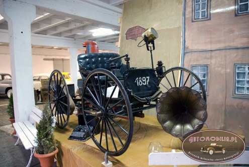 Wytwórnia Wódek „Koneser” gości pojazdy zabytkowe z Muzeum Motoryzacji w Otrębusach