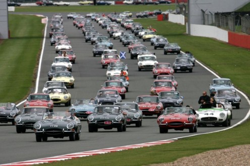 1000 Jaguarów na torze wyścigowym Silverstone