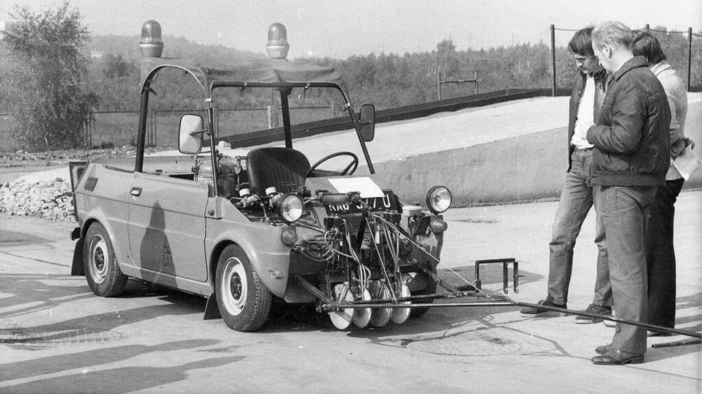 Fiat 126p i jego nietypowe zastosowanie w znakowaniu dróg