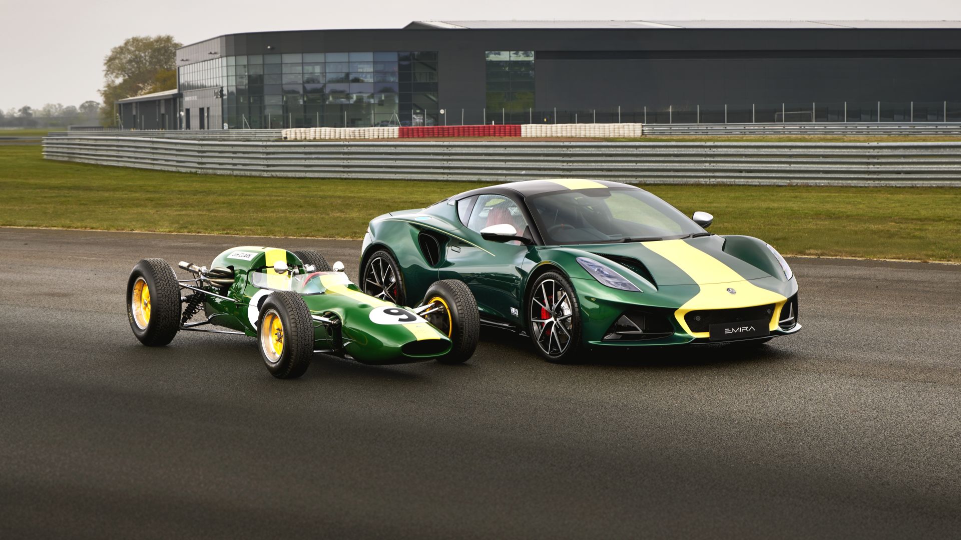 Lotus Emira Clark Edition - hołd dla ikony motorsportu Jima Clarka