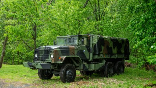 Ciężarówka z charakterem - AM General M925 - wojskowy kolos z lat 80.