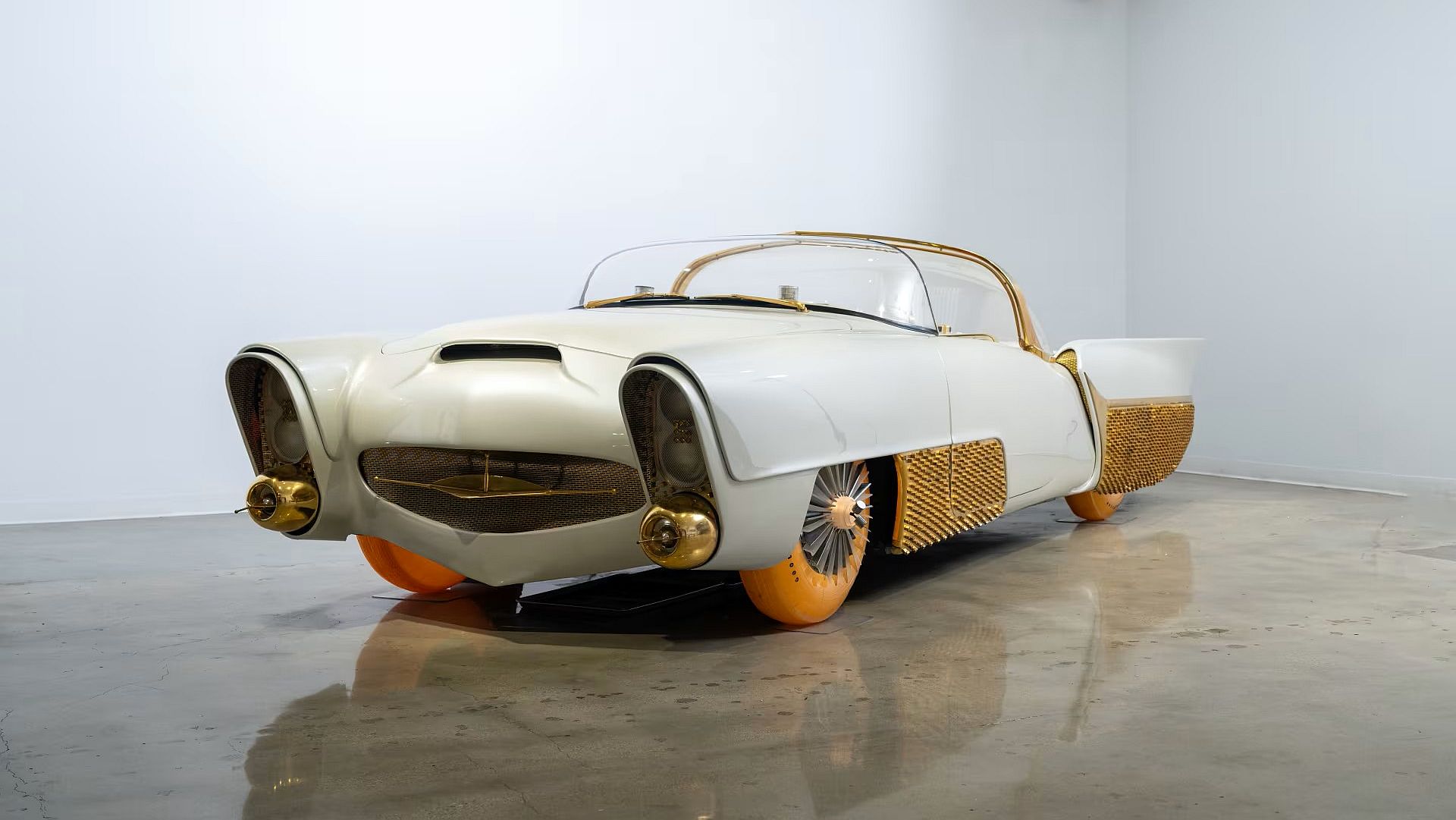 Futurystyczna legenda motoryzacji - poznaj The Golden Sahara II