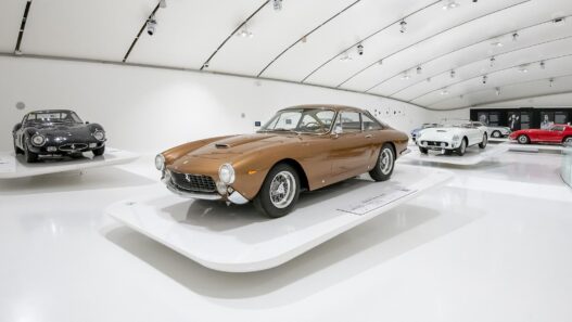 Ferrari i muzyczne legendy - wystawa, gdzie silnik gra pierwsze skrzypce