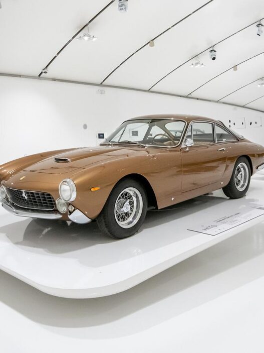 Ferrari i muzyczne legendy - wystawa, gdzie silnik gra pierwsze skrzypce