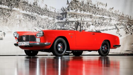 Gran Turismo z logo skorpiona - Fiat Abarth 2200 Allemano Spider