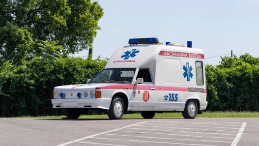 Tatra T613 "Sanita" - unikatowa karetka z silnikiem V8 trafi na prestiżową aukcję