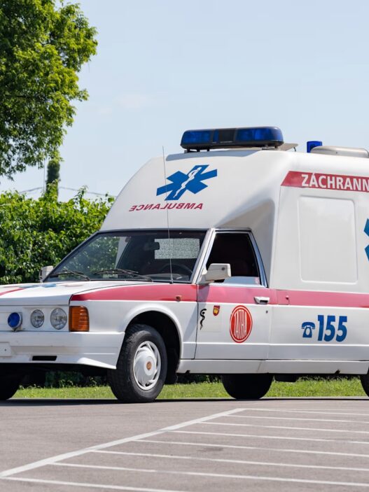 Tatra T613 "Sanita" - unikatowa karetka z silnikiem V8 trafi na prestiżową aukcję